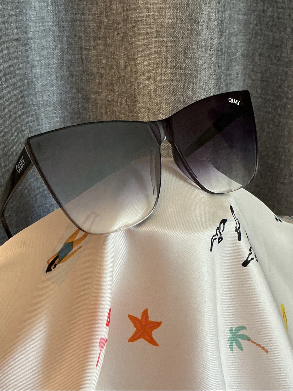 Quay Australia „Come Thru „Oversized Cat Eye Sunglasses - Black Gradient Lenses